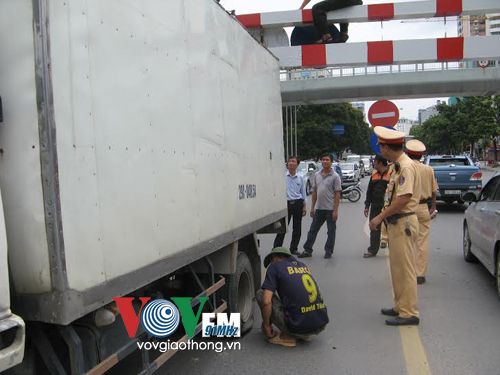 Xe quá khổ húc thanh chắn trên cầu vượt Láng Hạ